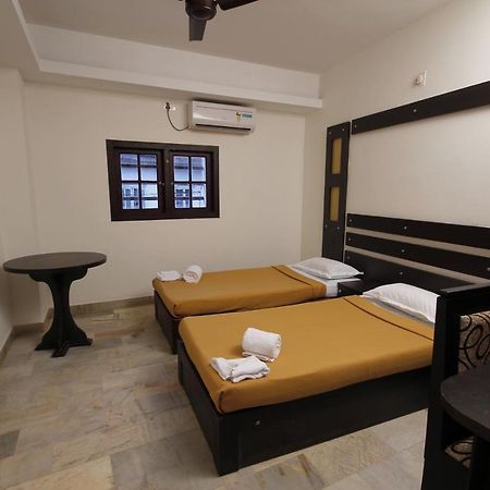 Hotel Park Avenue Kochi Bagian luar foto