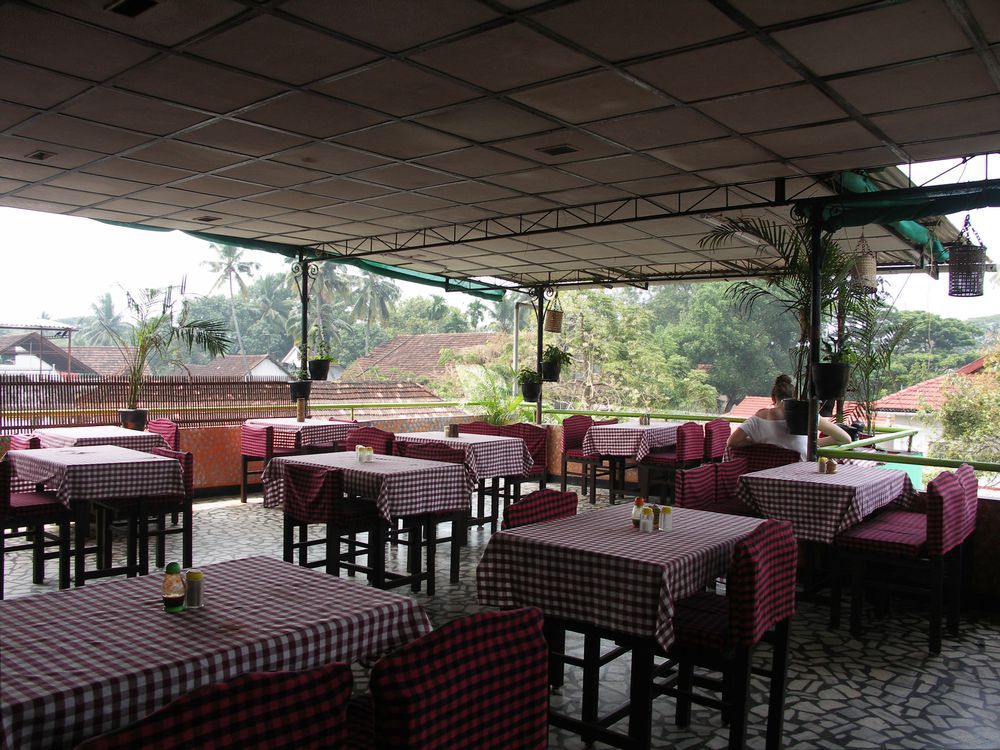 Hotel Park Avenue Kochi Restoran foto