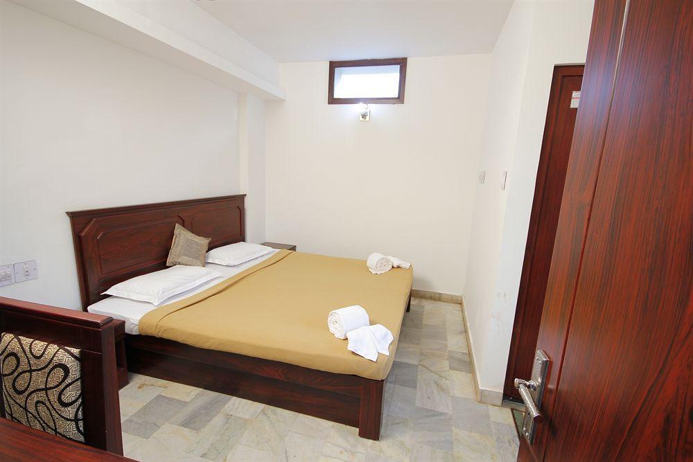 Hotel Park Avenue Kochi Bagian luar foto