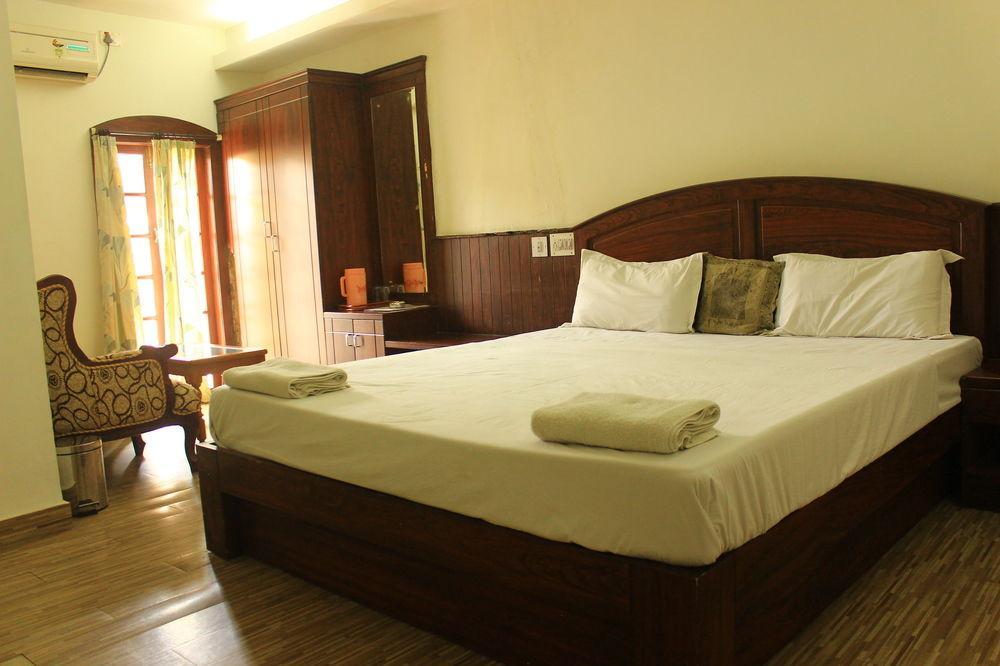 Hotel Park Avenue Kochi Bagian luar foto