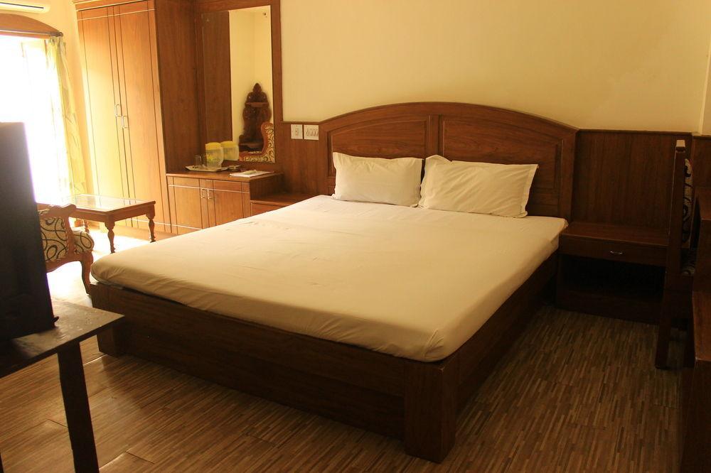 Hotel Park Avenue Kochi Bagian luar foto