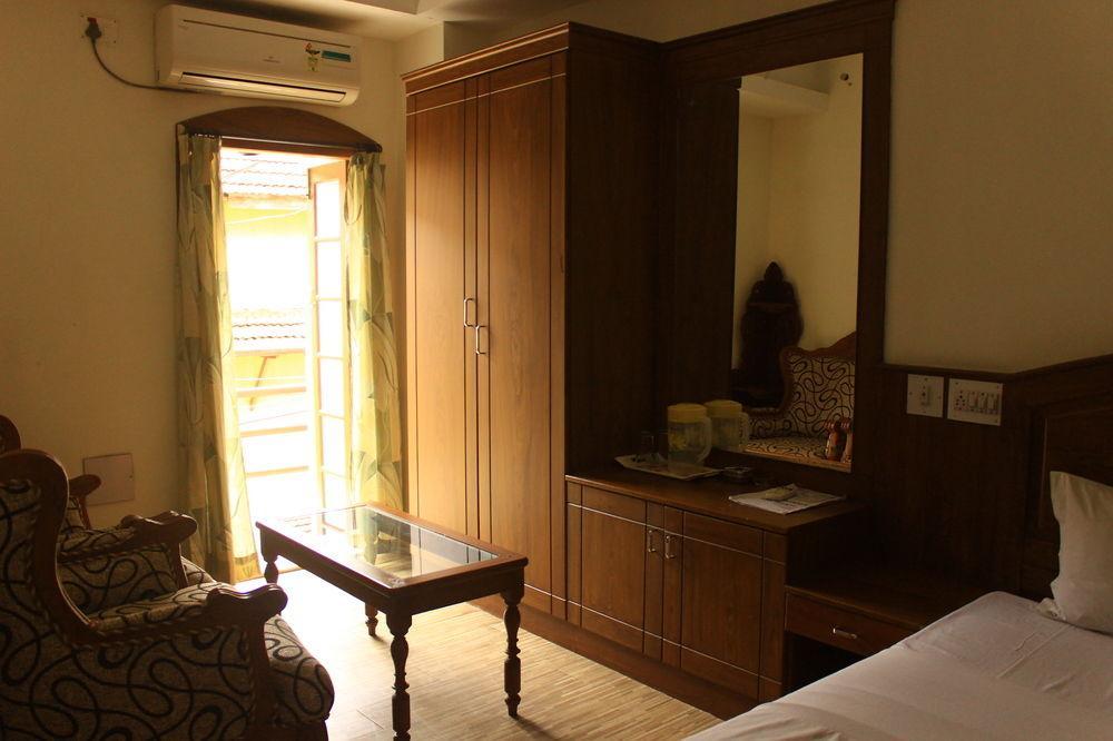 Hotel Park Avenue Kochi Bagian luar foto
