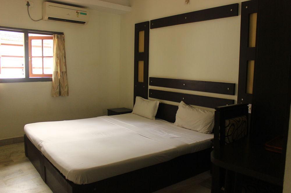 Hotel Park Avenue Kochi Bagian luar foto