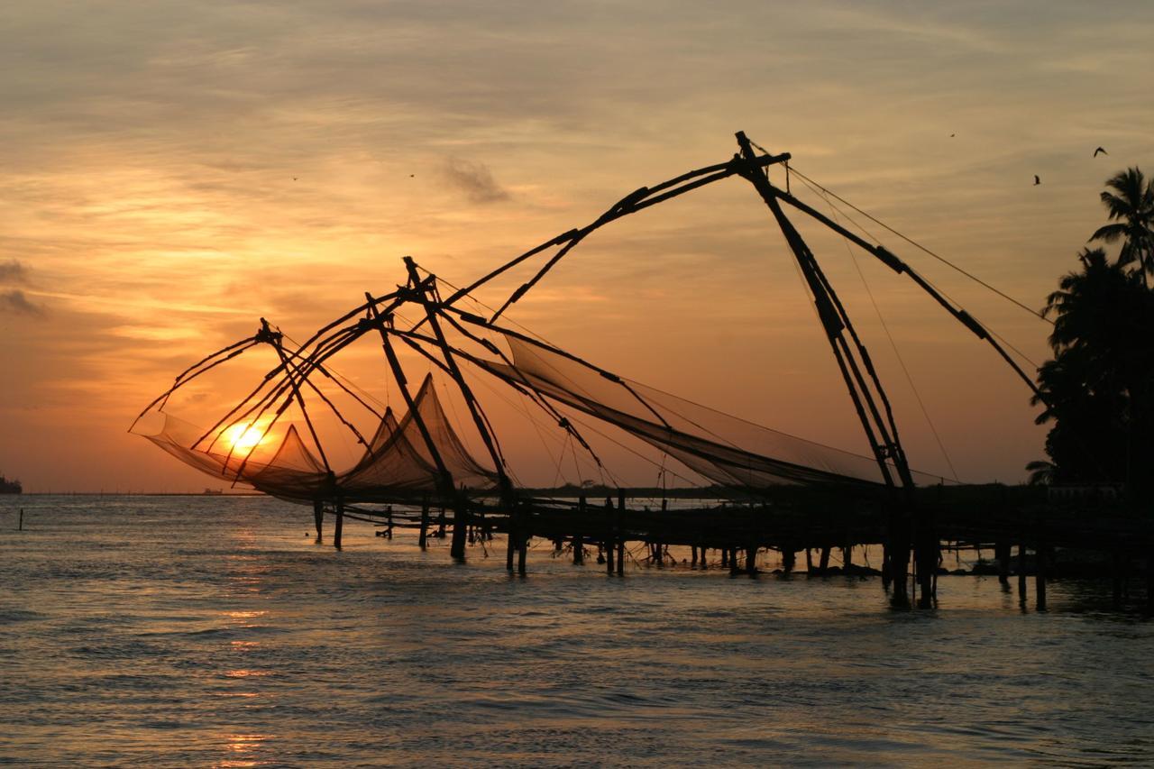 Hotel Park Avenue Kochi Bagian luar foto
