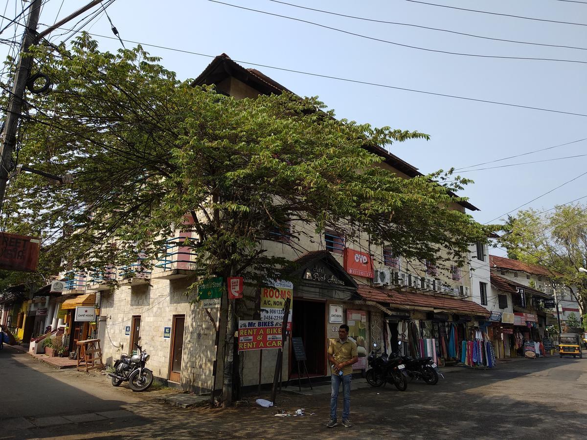 Hotel Park Avenue Kochi Bagian luar foto
