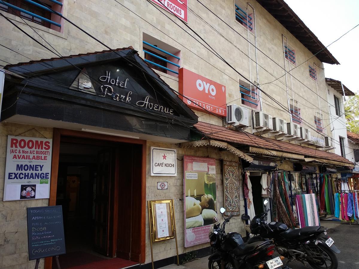 Hotel Park Avenue Kochi Bagian luar foto