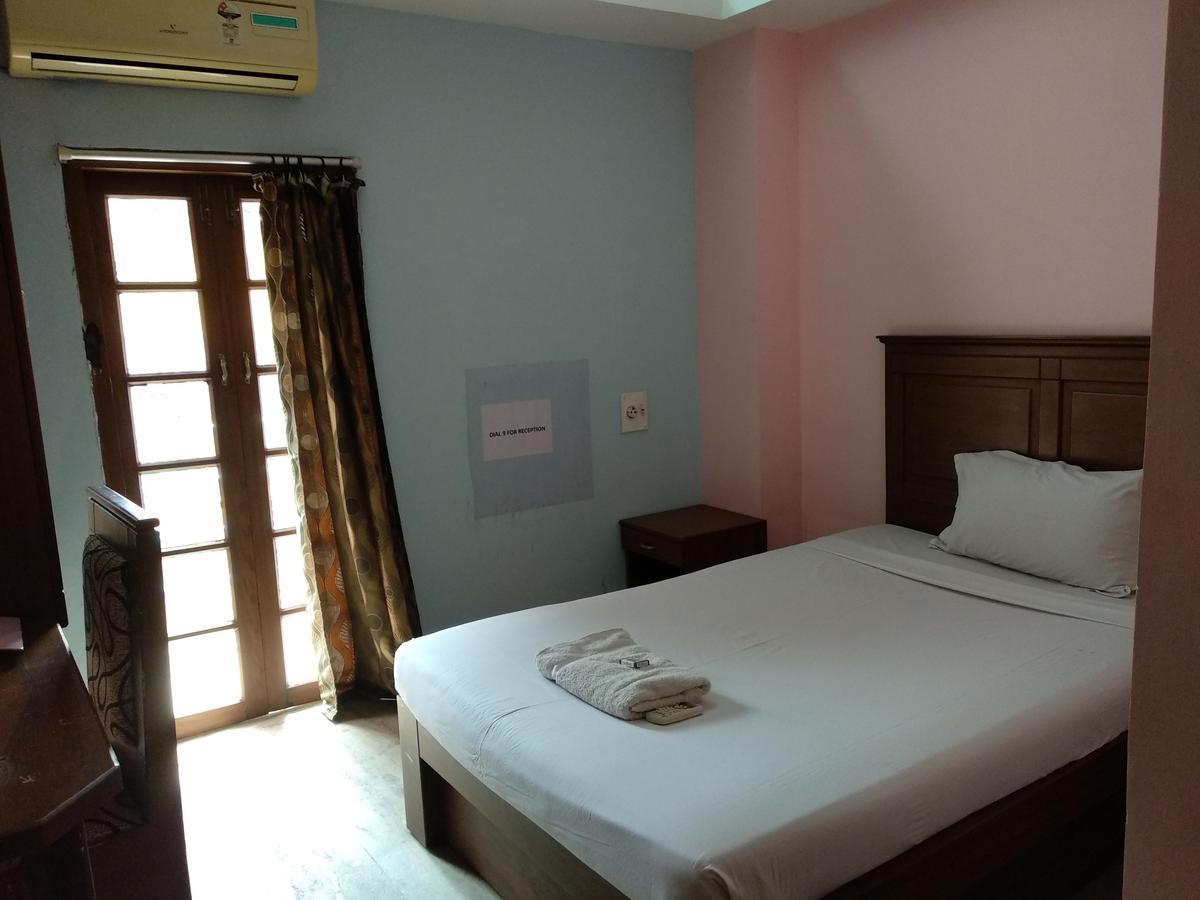 Hotel Park Avenue Kochi Bagian luar foto