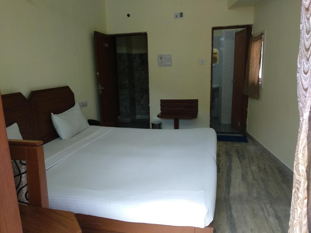 Hotel Park Avenue Kochi Bagian luar foto