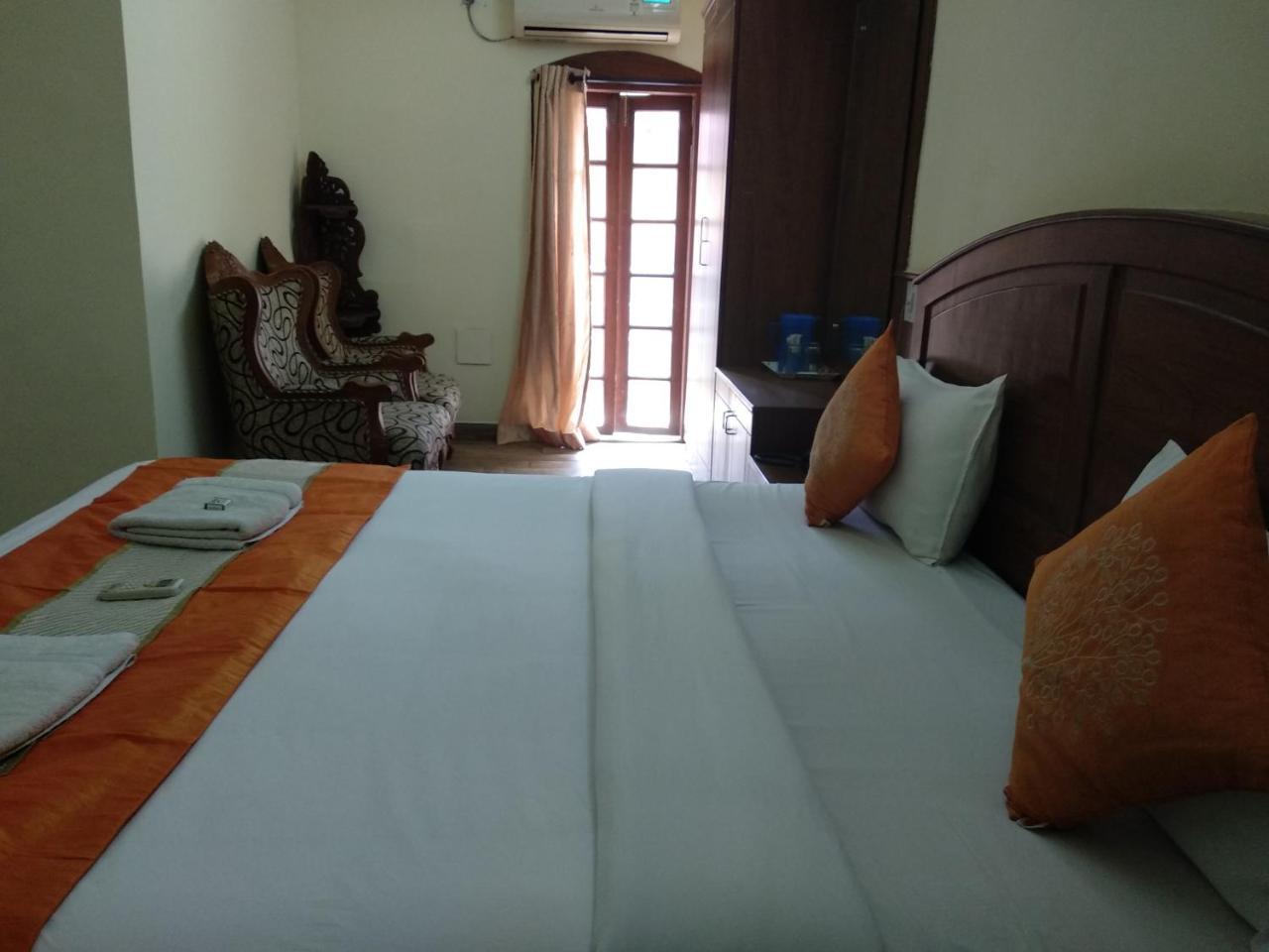 Hotel Park Avenue Kochi Bagian luar foto