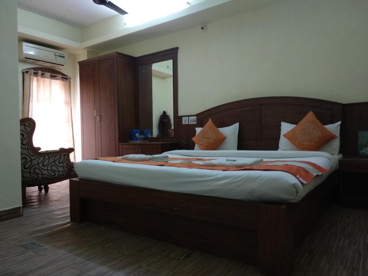 Hotel Park Avenue Kochi Bagian luar foto