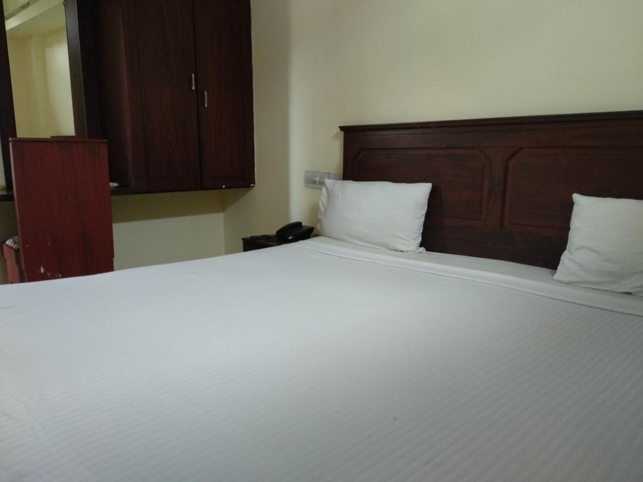 Hotel Park Avenue Kochi Bagian luar foto