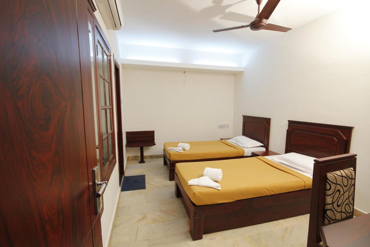 Hotel Park Avenue Kochi Bagian luar foto