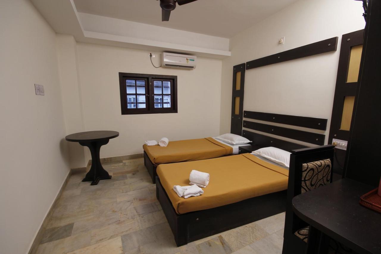 Hotel Park Avenue Kochi Bagian luar foto