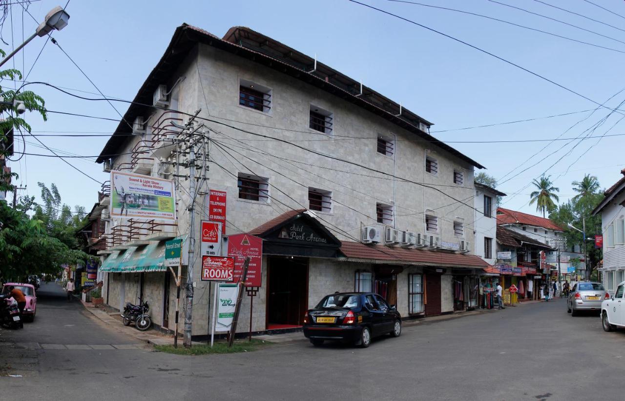 Hotel Park Avenue Kochi Bagian luar foto