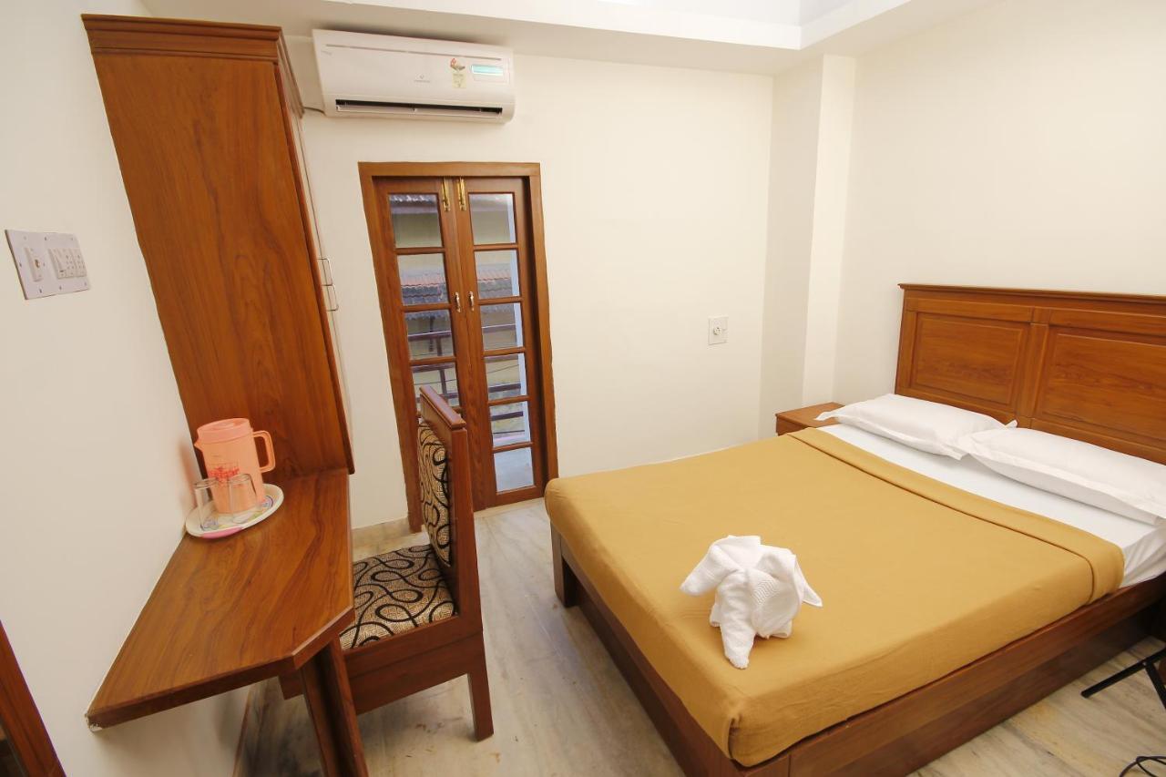 Hotel Park Avenue Kochi Bagian luar foto